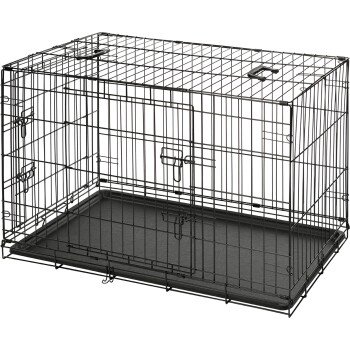Cage pour chien en métal noir avec un plateau en plastique amovible, comportant un verrou sécurisé et un dessus ouvert pour la ventilation.